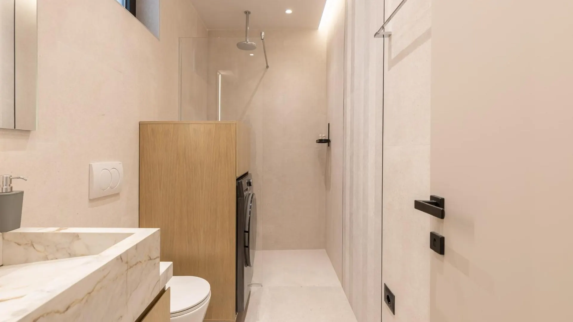 Central Inn, New Bazaar Apartment Tirana 0*,  Albania